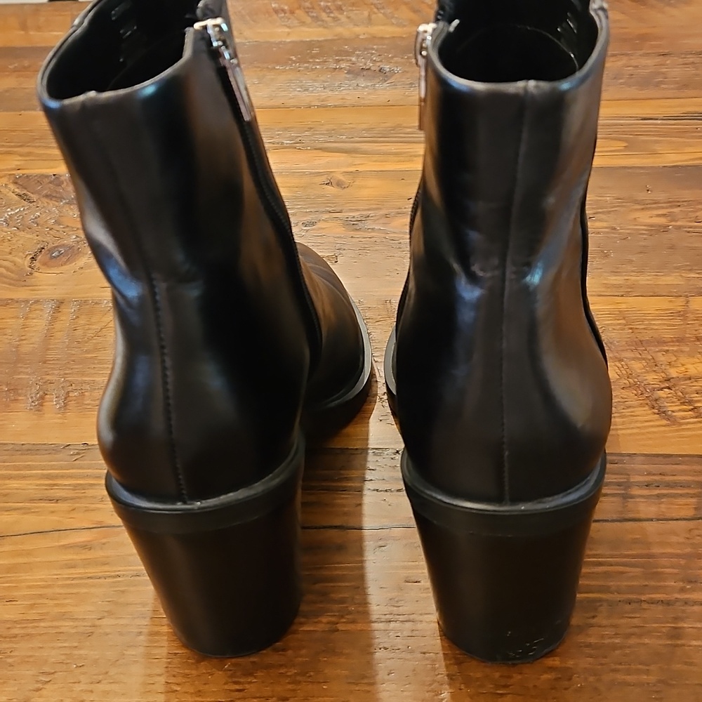 Vince Camuto Black Leather Pointed-Toe Ankle Side Zip Boots . Worn Once - Picture 3 of 12